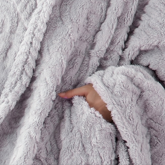 Cozy Gray Hooded Fuzzy Sherpa Fleece Poncho NWOT - Picture 11 of 11